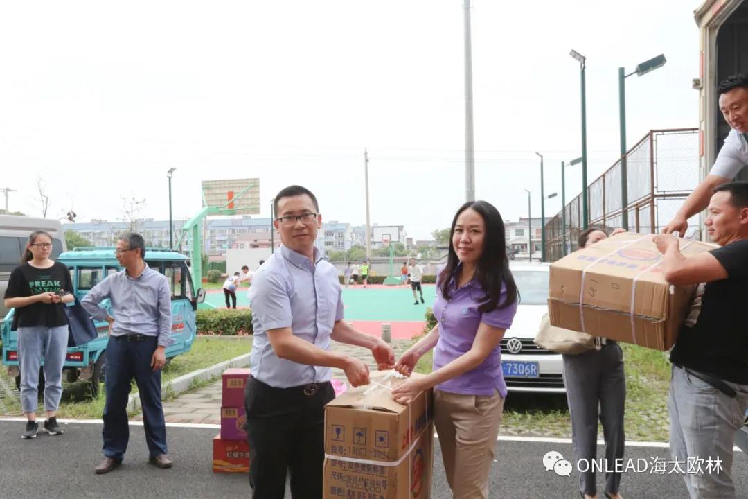 风雨同舟·守护家园 海太欧林集团慰问抗洪一线